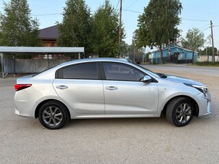 2020 Kia Rio IV Рестайлинг, серебристый, 1790000 рублей, вид 4