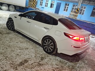 2018 Kia Optima IV Рестайлинг, белый, 1800000 рублей, вид 3