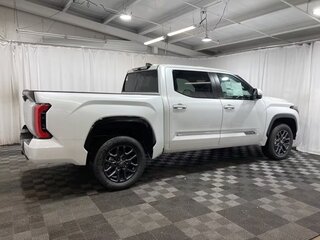 2025 Toyota Tundra CrewMax III, белый, 10528196 рублей, вид 4