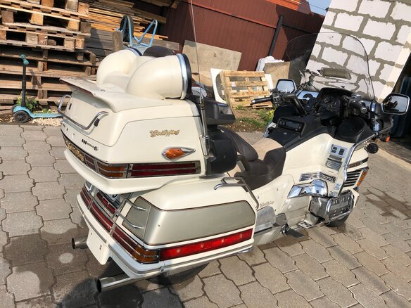 1997 Honda GL 1500 Gold Wing, белый, 550000 рублей
