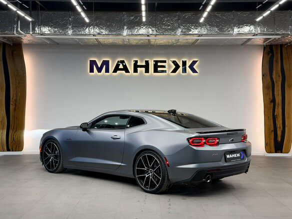 2021 Chevrolet Camaro LT1 VI Рестайлинг, серый, 7400000 рублей - вид 3
