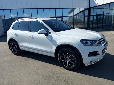2013 Volkswagen Touareg II, белый, 2050000 рублей, вид 2