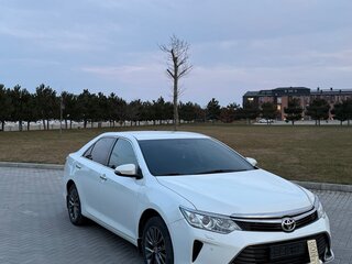 2015 Toyota Camry VII (XV50) Рестайлинг, белый, 1650000 рублей, вид 1