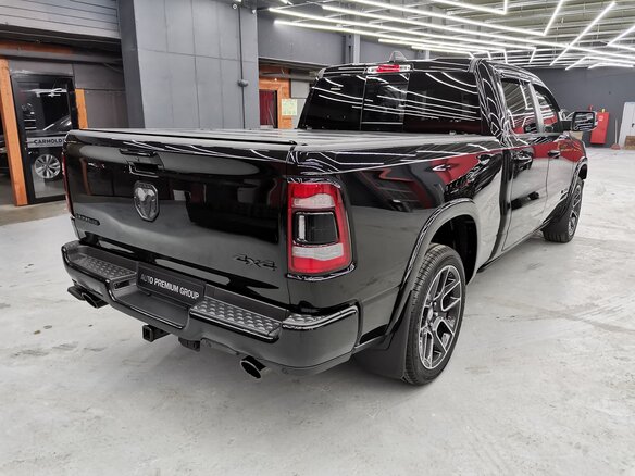 2019 Ram 1500 Crew Cab V, чёрный - вид 3