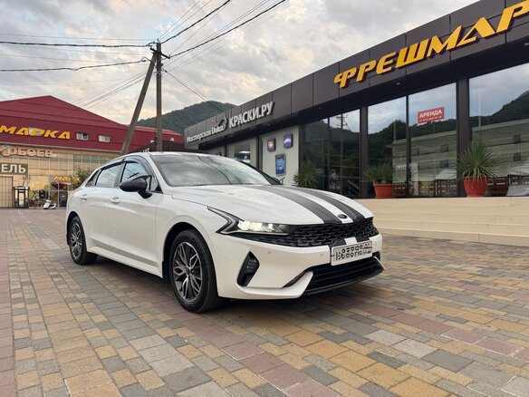 2021 Kia K5 III, белый