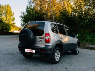 2017 Chevrolet Niva I Рестайлинг, серебристый, 600000 рублей, вид 3
