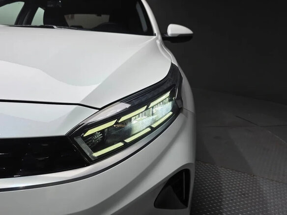 2021 Kia K3 II Рестайлинг, белый - вид 2