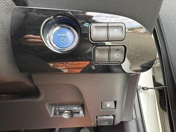 2022 Toyota Prius IV Рестайлинг (XW50), белый - вид 14