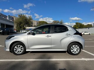 2021 Toyota Yaris IV, серый, 1230000 рублей, вид 5