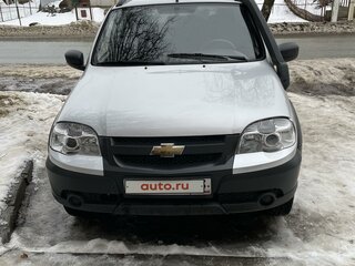 2013 Chevrolet Niva I Рестайлинг, серебристый, 675000 рублей, вид 2