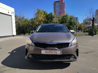 2020 Kia Rio IV Рестайлинг, коричневый, 850000 рублей, вид 1