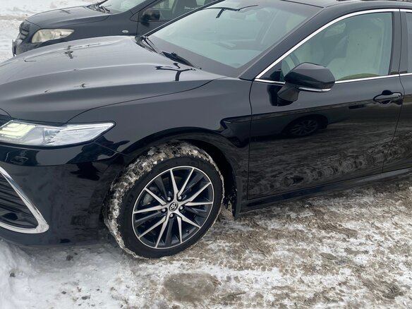 2021 Toyota Camry VIII (XV70) Рестайлинг, чёрный, 4250000 рублей - вид 1