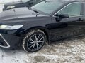 2021 Toyota Camry VIII (XV70) Рестайлинг, чёрный, 4250000 рублей - вид 1
