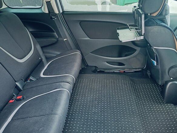2010 Mazda Biante, серый, 1450000 рублей - вид 12