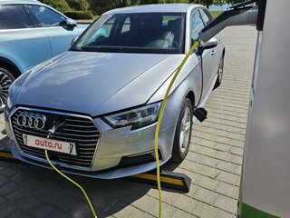 2019 Audi A3 Sportback e-tron III (8V) Рестайлинг, серебристый, 1890000 рублей, вид 4