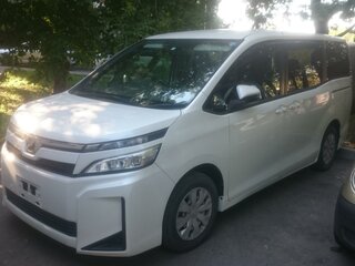 2018 Toyota Voxy III (R80) Рестайлинг, белый, 2000000 рублей, вид 2