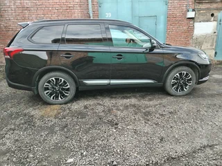 2022 Mitsubishi Outlander III Рестайлинг 3, чёрный, 3170000 рублей, вид 2
