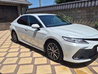 2021 Toyota Camry VIII (XV70) Рестайлинг, белый, 3365000 рублей, вид 1