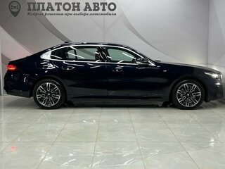 2025 BMW 5 серии Long 530Li xDrive VIII (G60/G61/G68), синий, 8199000 рублей, вид 4