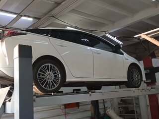 2018 Toyota Prius IV (XW50), белый, 1600000 рублей, вид 4