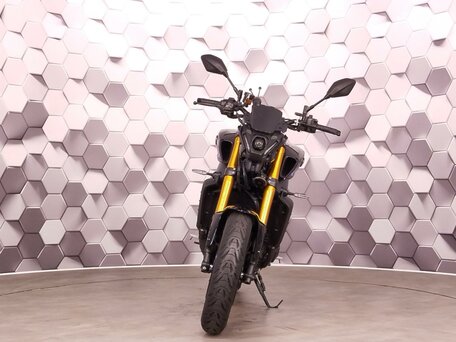 2023 Yamaha MT-09 (FZ-09), серебристый, 1099000 рублей, вид 5
