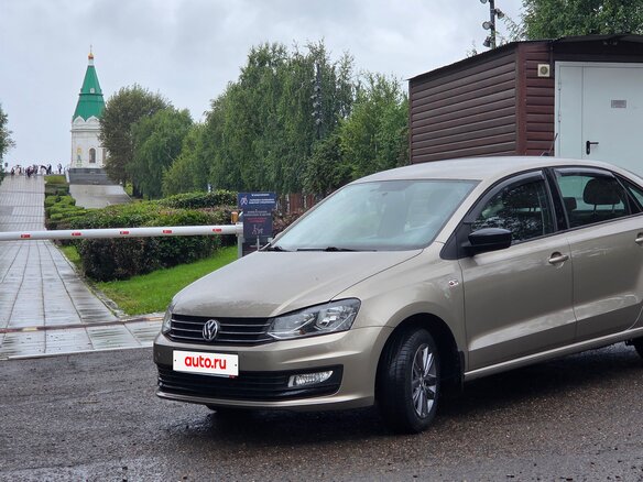 2020 Volkswagen Polo V Рестайлинг, коричневый, 920000 рублей - вид 1