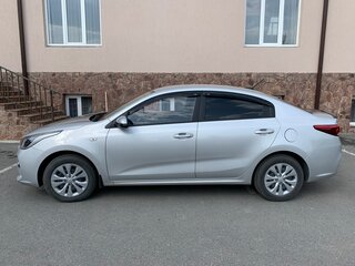 2019 Kia Rio IV, серебристый, 1550000 рублей, вид 3