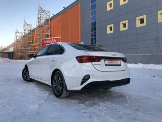 2023 Kia Cerato IV Рестайлинг, белый, 2400000 рублей, вид 4