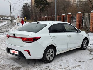2018 Kia Rio IV, белый, 900000 рублей, вид 3