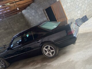 1995 Mercedes-Benz E-Класс 320 I (W124), чёрный, 350000 рублей, вид 4