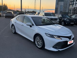 2018 Toyota Camry VIII (XV70), белый, 2250000 рублей, вид 3