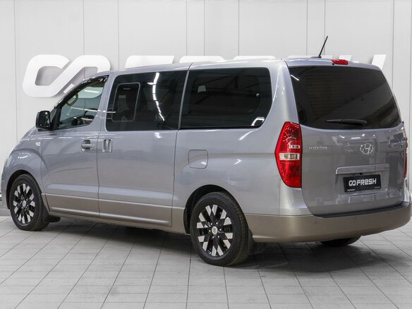 2016 Hyundai H-1 II Рестайлинг, серебристый, 2669000 рублей - вид 1