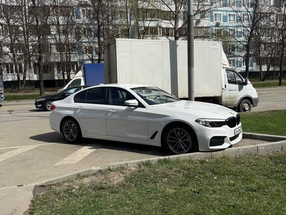 2019 BMW 5 серии 520d VII (G30/G31/G38), белый, 3800000 рублей - вид 2