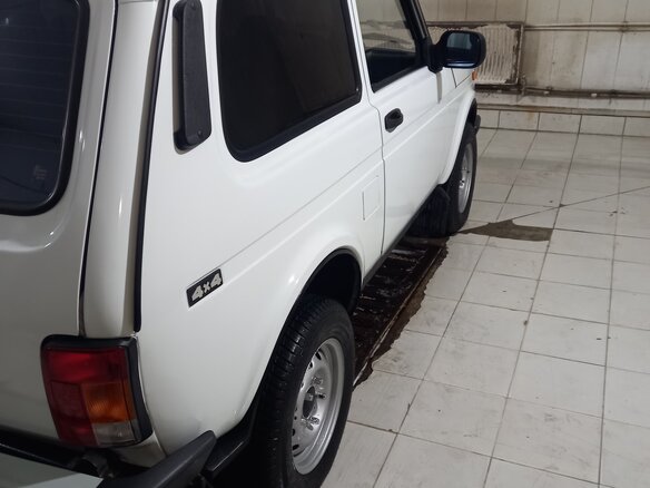 1997 Lada (ВАЗ) 2121 (4x4) I Рестайлинг, белый, 800000 рублей - вид 5