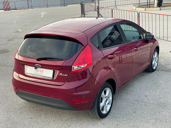 2011 Ford Fiesta Mk6, красный, 947000 рублей - вид 24