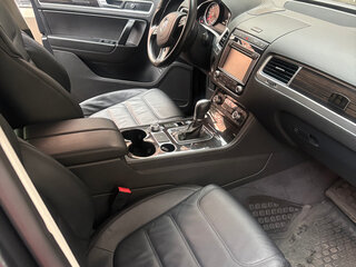 2015 Volkswagen Touareg II Рестайлинг, серебристый, 3100000 рублей, вид 5