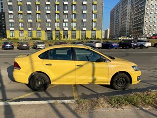 2017 Volkswagen Polo V Рестайлинг, жёлтый, 580000 рублей, вид 3