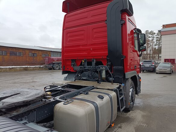 2017 Mercedes-Benz Actros, красный, 4700000 рублей - вид 2