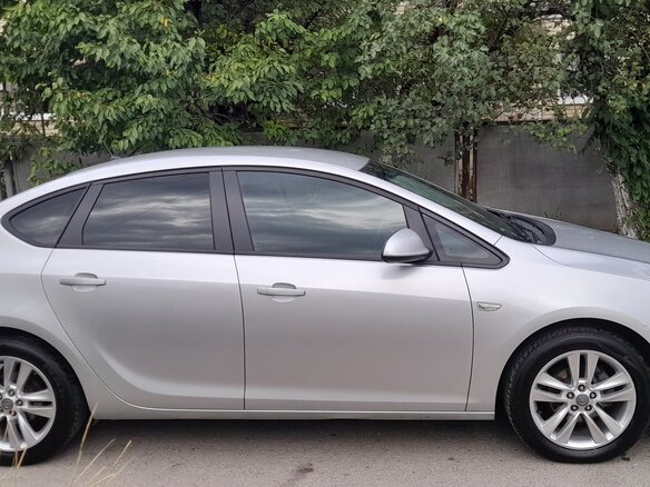 2012 Opel Astra J Рестайлинг, серебристый, 1000000 рублей - вид 1
