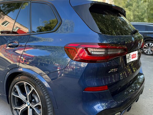 2018 BMW X5 50i IV (G05/G18), синий, 5900000 рублей - вид 9
