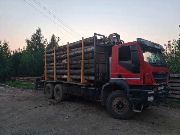 2012 Iveco Trakker, красный, 6850000 рублей - вид 1