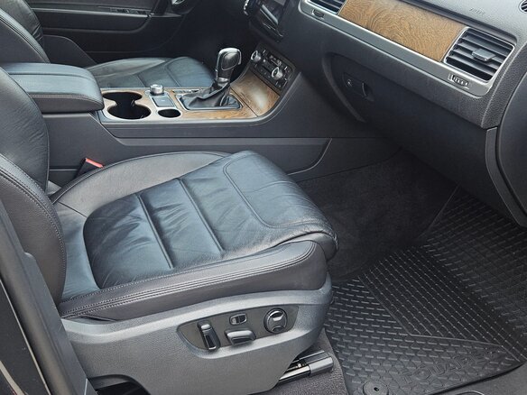 2015 Volkswagen Touareg II Рестайлинг, серый, 2500000 рублей - вид 4