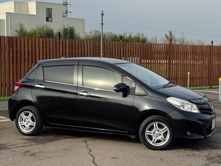 2011 Toyota Vitz III (XP130), чёрный, 535000 рублей, вид 2