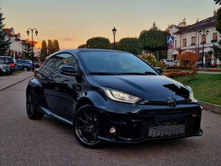 2023 Toyota Yaris IV, чёрный, 4250000 рублей, вид 3