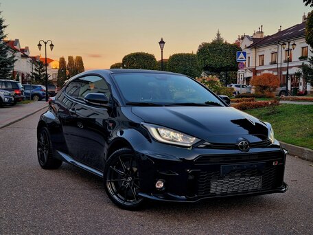 2023 Toyota Yaris IV, чёрный, 4250000 рублей, вид 3