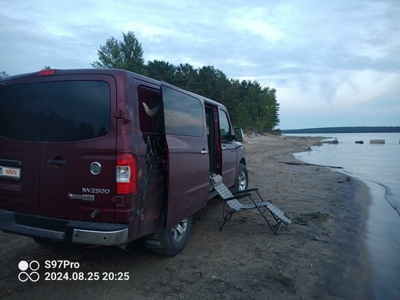 2012 Nissan NV-Series (1500/2500/3500), пурпурный, 2150000 рублей - вид 12