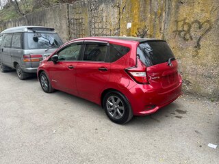2018 Nissan Note e-Power II Рестайлинг, красный, 1520000 рублей, вид 4