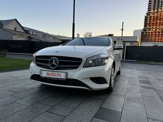 2014 Mercedes-Benz A-Класс 180 III (W176), белый, 1590000 рублей, вид 3