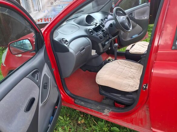 2000 Toyota Vitz I (P10), красный, 290000 рублей - вид 3