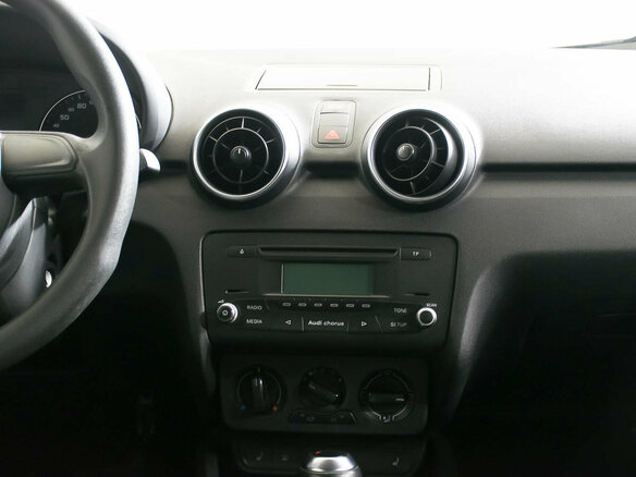 2011 Audi A1 I (8X), белый - вид 4